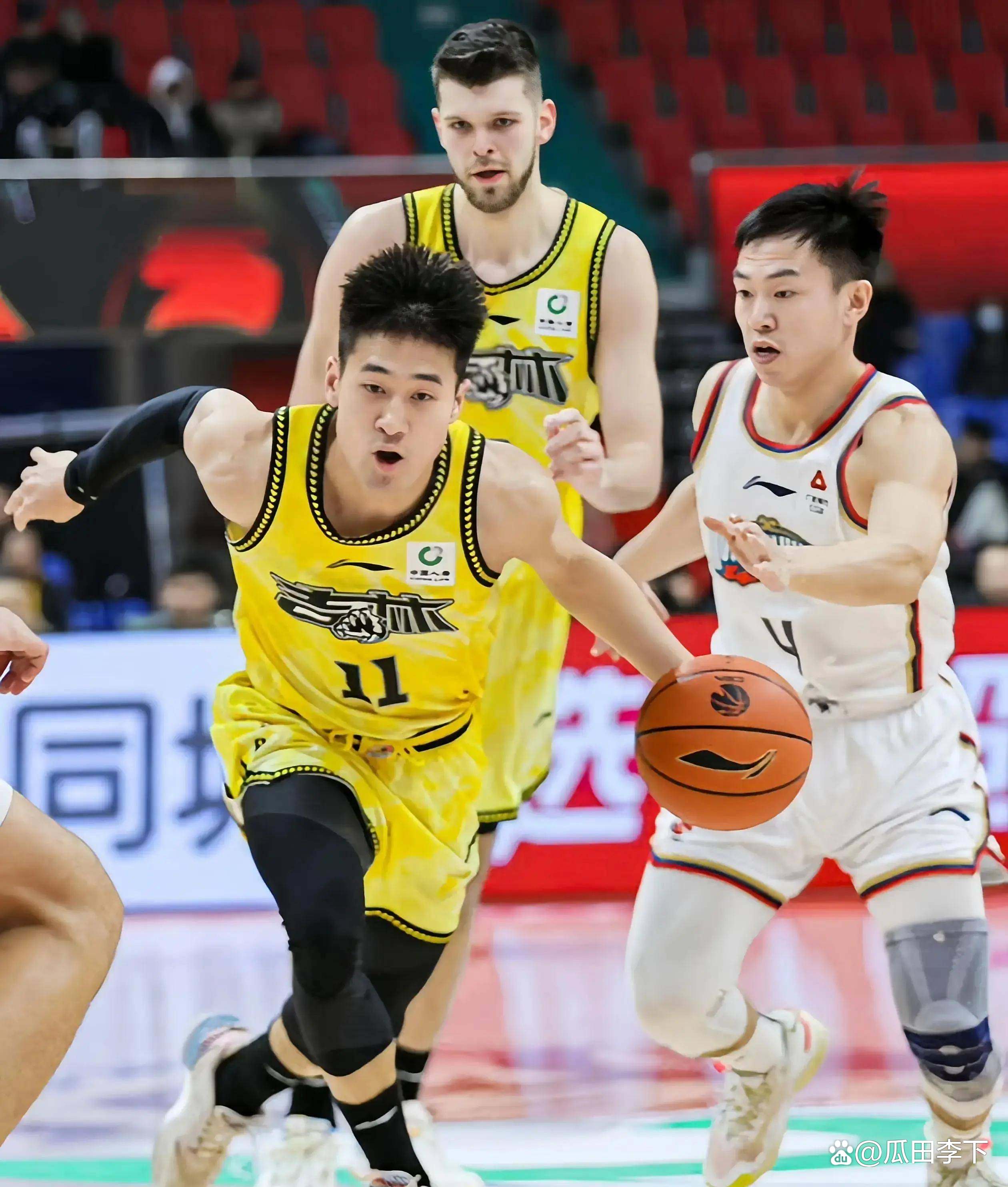 包含赛地聚焦：CBA季后赛加时末段热度飙升，费耶诺德防线松动，气氛紧张，阵容厚度经受考验的词条